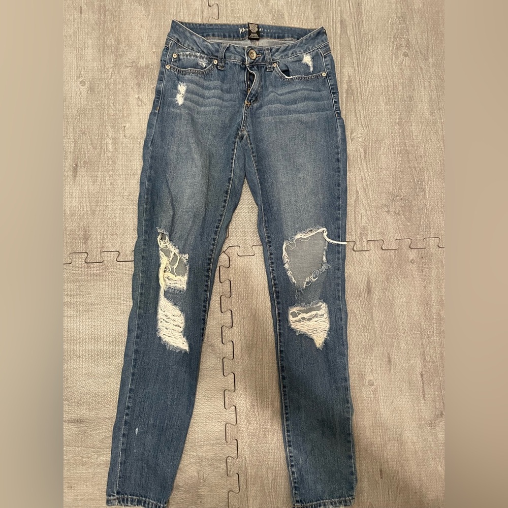 ripped Blue jeans. Size 7-28 brand:Rewash.